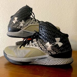 Men’s Under Armor basketball shoes!